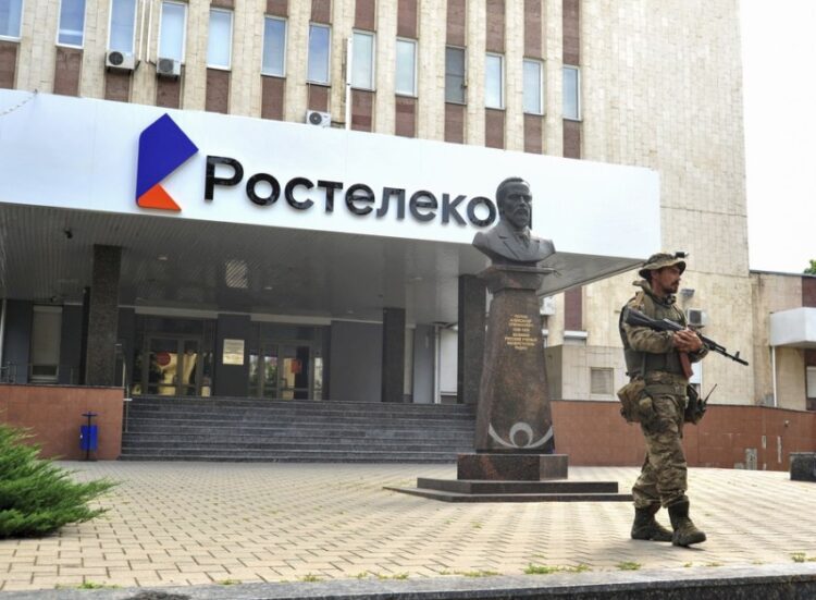 Στρατιώτης της PMC Wagner Group στο μπλόκο μπροστά από το κτήριο της Rostelecom στο Ροστόφ ον Ντον, στη νότια Ρωσία (φωτ.: 
EPA/ ARKADY ΒUDNITSKY)