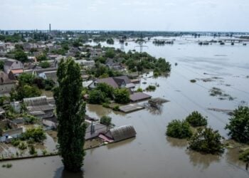 Γενική εικόνα της πλημμυρισμένης Χερσώνας, όπου μερικοί οικισμοί βρίσκονται εντελώς κάτω από την επιφάνεια του νερού (φωτ.: EPA/George Ivanchenko)