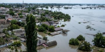 Γενική εικόνα της πλημμυρισμένης Χερσώνας, όπου μερικοί οικισμοί βρίσκονται εντελώς κάτω από την επιφάνεια του νερού (φωτ.: EPA/George Ivanchenko)