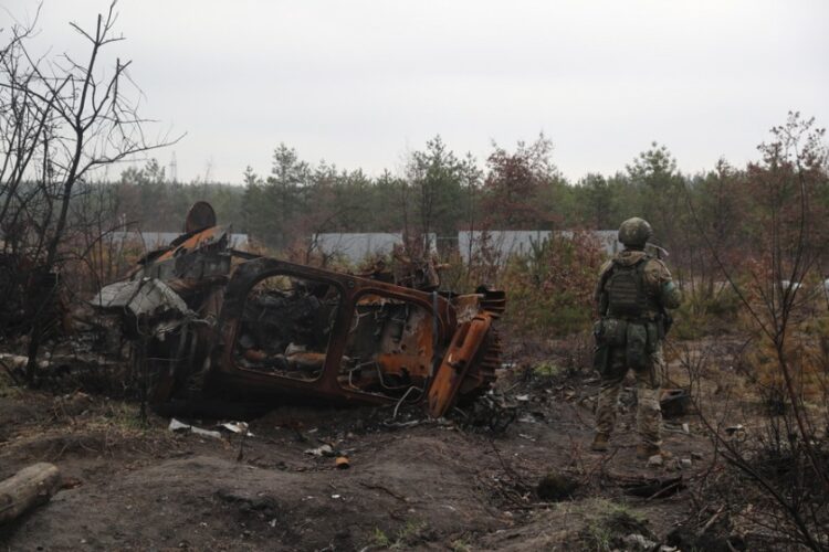 Ουκρανός στρατιώτης μπροστά από καμένο στρατιωτικό όχημα, στη Μποροντιάκα της Ουκρανίας (φωτ. αρχείου: EPA/ Miguel Gutierrez)