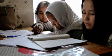 Μαθήτριες σε δημοτικό στην Καμπούλ (φωτ.: EPA / Samiullah Popal)