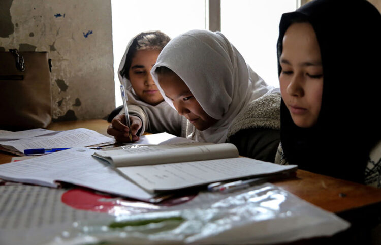 Μαθήτριες σε δημοτικό στην Καμπούλ (φωτ.: EPA / Samiullah Popal)