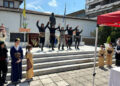 Πυρριχιστές στο μνημείο του Πόντιου Ακρίτα στην Αλεξάνδρεια Ημαθίας (φωτ.: Facebook / Απόστολος Βεσυρόπουλος)
