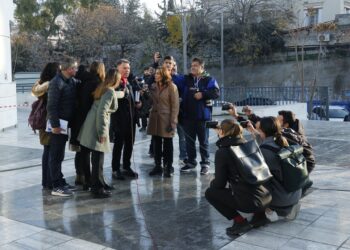 Ο συνήγορος υπεράσπισης της Ρούλας Πισπιρίγκου Αλέξης Κούγιας κάνει δηλώσεις στους δημοσιογράφους ενώ προσέρχεται στο Μικτό Ορκωτό Δικαστήριο, στην Αθήνα (φωτ. αρχείου: ΑΠΕ-ΜΠΕ/Αλέξανδρος Βλάχος)