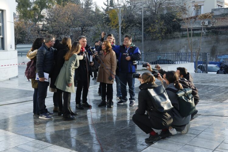 Ο συνήγορος υπεράσπισης της Ρούλας Πισπιρίγκου Αλέξης Κούγιας κάνει δηλώσεις στους δημοσιογράφους ενώ προσέρχεται στο Μικτό Ορκωτό Δικαστήριο, στην Αθήνα (φωτ. αρχείου: ΑΠΕ-ΜΠΕ/Αλέξανδρος Βλάχος)