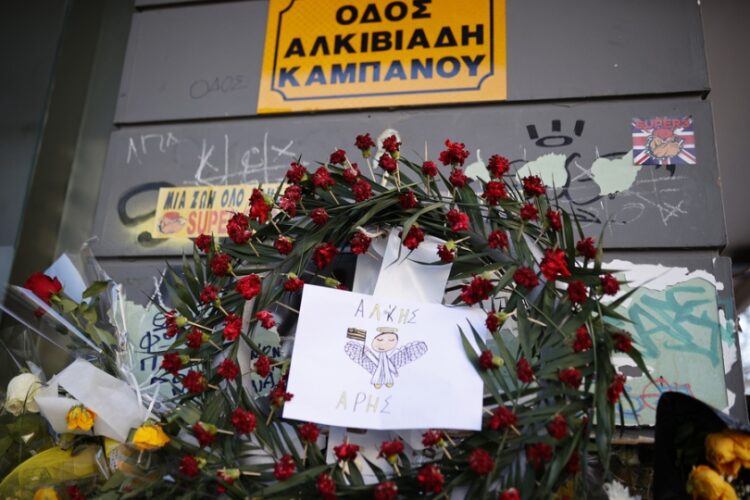 Στεφάνι και λουλούδια στο σημείο όπου δολοφονήθηκε ο 19χρονος Άλκης Καμπανός τα ξημερώματα της 31ης Ιανουαρίου 2022 (φωτ.: ΑΠΕ-ΜΠΕ/Δημήτρης Τοσίδης)