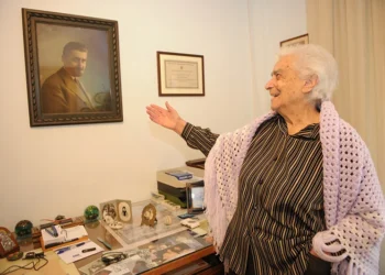 Η Άννα Θεοφυλάκτου με τη φωτογραφία του πατέρα της, Θεοφύλακτου Θεοφυλάκτου (Φωτ.: Φίλιππος Φασούλας για το pontosnews.gr)