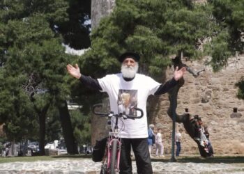 Ο Αθανάσιος Διγενής πριν ξεκινήσει για το ταξίδι του, μπροστά από το Λευκό Πύργο της Θεσσαλονίκης (φωτ.: YouTube)