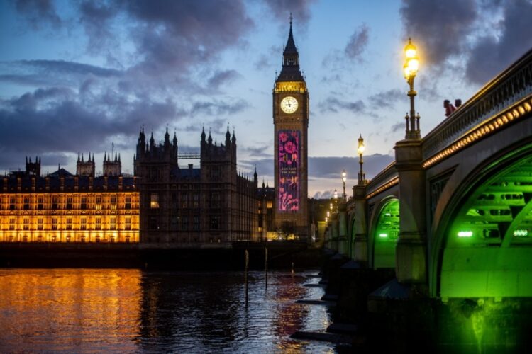 Ο Πύργος της Ελισάβετ με το Μπιγκ Μπεν φωτισμένος στο Λονδίνο, όπου θα λειτουργήσουν δύο εκλογικά κέντρα (φωτ.: EPA/Martin Divisek)