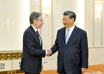 O Κινέζος πρόεδρος Σι Τζινπίνγκ σε χειραψία με τον Αμερικανό υπουργό Εξωτερικών Άντονι Μπλίνκεν χθες, Τρίτη, στο Πεκίνο (φωτ.: EPA/Xinhua/Li Xueren)