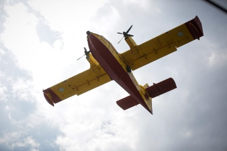 Πυροσβεστικό αεροσκάφος καναντέρ πετάει επάνω από το Μάτι, την επόμενη της φονικής πυρκαγιάς (φωτ.: EUROKINISSI/Στέλιος Μισίνας)