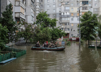 Κάτοικοι της Χερσώνας απομακρύνονται με βάρκες (φωτ.: EPA / George Ivanchenko)