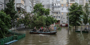 Κάτοικοι της Χερσώνας απομακρύνονται με βάρκες (φωτ.: EPA / George Ivanchenko)