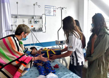 Η πρώτη κυρία της Κολομβίας επισκέπτεται τα παιδιά στο νοσοκομείο (φωτ.: EPA / Presidency of Colombia)