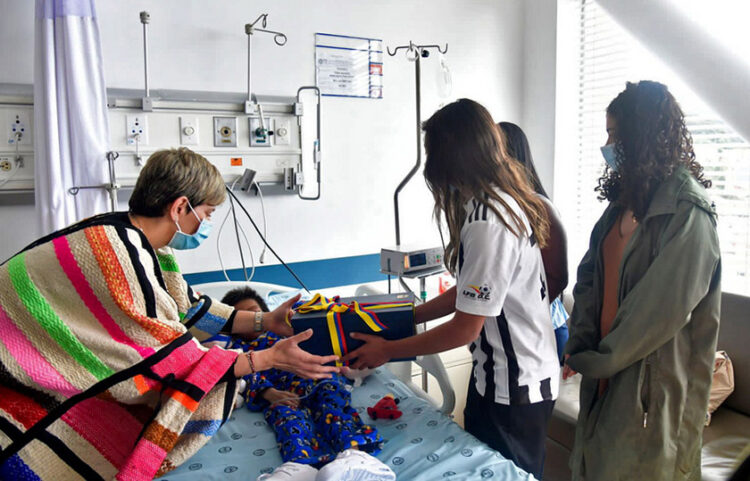 Η πρώτη κυρία της Κολομβίας επισκέπτεται τα παιδιά στο νοσοκομείο (φωτ.: EPA / Presidency of Colombia)