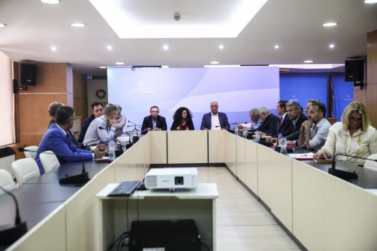 Στιγμιότυπο από τη συνεδρίαση της διακομματικής επιτροπής για τη νέα τηλεμαχία των πολιτικών αρχηγών (φωτ.: EUROKINISSI/Γιάννης Παναγόπουλος)