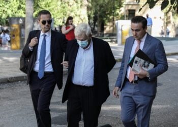 Ο Δημήτρης Κουτσολιούτσος ενώ προσέρχεται στο δικαστήριο (φωτ.: EUROKINISSI/Βασίλης Ρεμπάπης)