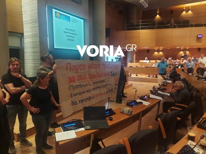 Στιγμιότυπο από την ανάρτηση του πανό στη διάρκεια της συνεδρίασης του δημοτικού συμβουλίου Θεσσαλονίκης (φωτ.: voria.gr)