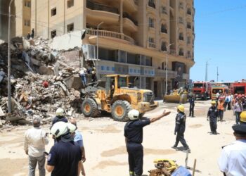 Μέλη των σωστικών συνεργείων αναζητούν τραυματίες ανάμεσα στα ερείπια του κτηρίου στην Αλεξάνδρεια (φωτ.: EPA/STR)