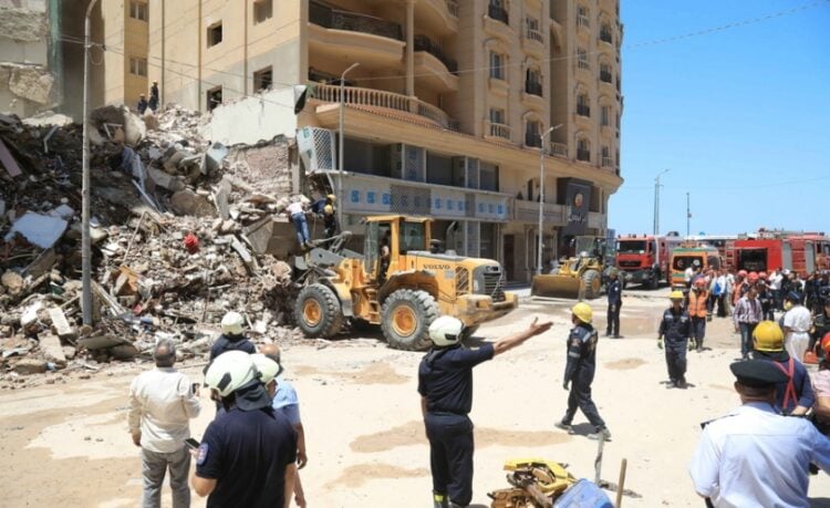Μέλη των σωστικών συνεργείων αναζητούν τραυματίες ανάμεσα στα ερείπια του κτηρίου στην Αλεξάνδρεια (φωτ.: EPA/STR)