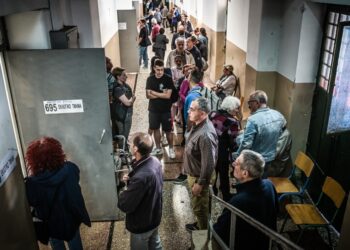 Πολίτες περιμένουν τη σειρά τους για να ψηφίσουν σε σχολείο της Αττικής (φωτ.: EUROKINISSI/Τατιάνα Μπόλαρη)