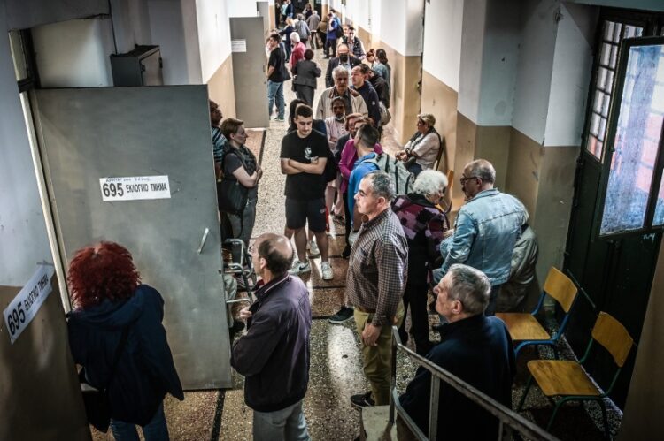 Πολίτες περιμένουν τη σειρά τους για να ψηφίσουν σε σχολείο της Αττικής (φωτ.: EUROKINISSI/Τατιάνα Μπόλαρη)