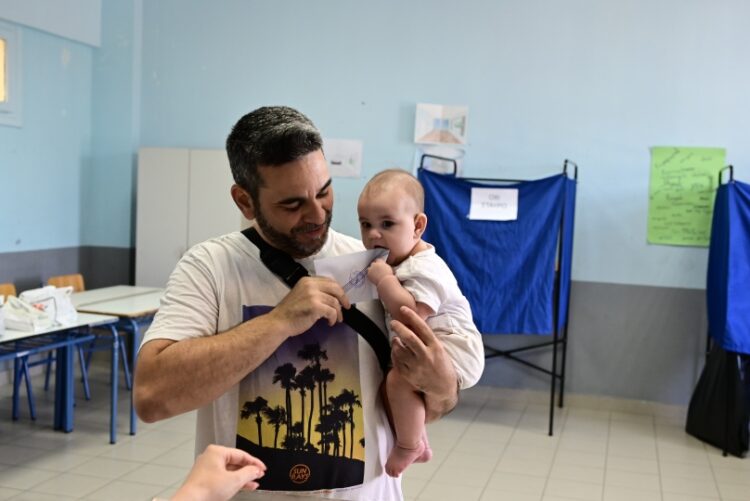 Το μωρό ψήφισε… δαγκωτό, στην κυριολεξία (φωτ.: EUROKINISSI/Μιχάλης Καραγιάννης)