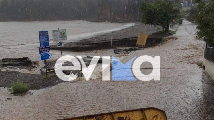 Πλημμυρισμένος δρόμος σε παραλία της Εύβοιας (φωτ.: evima.gr)