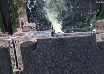 Δορυφορική φωτογραφία δείχνει την καταστροφή στο φράγμα Καχόβκα (φωτ.: EPA / Maxar Technologies)