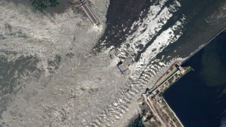 Δορυφορική εικόνα, η οποία έχει επιβεβαιωθεί για την εγκυρότητά της από το BBC, δείχνei το μέγεθος της ζημιάς στον υδροηλεκτρικό σταθμό Νόβα Καχόβκα (φωτ.: Planet Lab PBC)