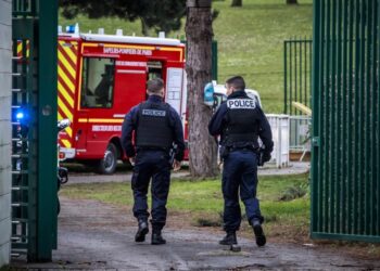 Γάλλοι αστυνομικοί φρουρούν πάρκο μετά από επίθεση με μαχαίρι στην περιοχή (φωτ.: EPA/Christophe Petit Tesson)
