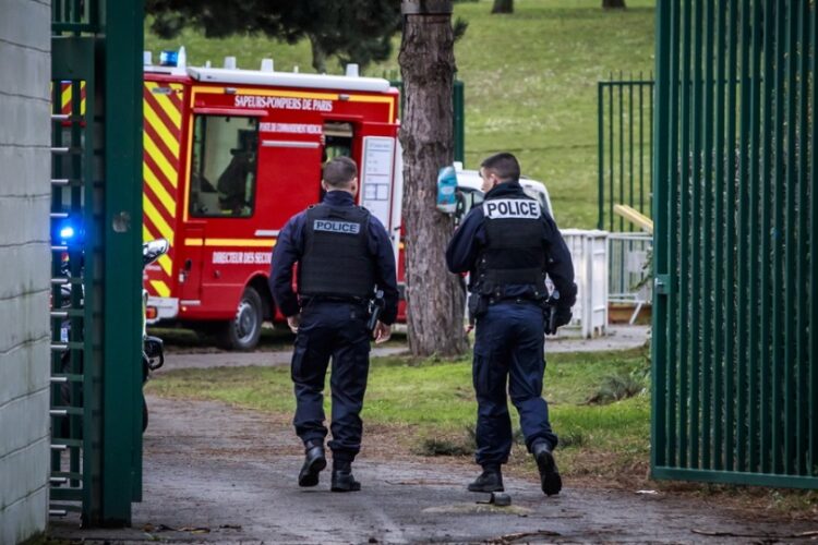 Γάλλοι αστυνομικοί φρουρούν πάρκο μετά από επίθεση με μαχαίρι στην περιοχή (φωτ.: EPA/Christophe Petit Tesson)
