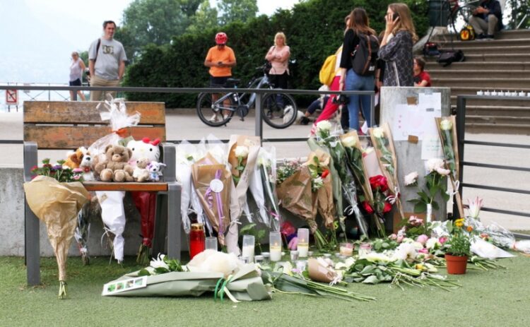 Λουλούδια και λούτρινα αρκουδάκια έχουν αφεθεί στην παιδική χαρά όπου σημειώθηκε η τυφλή επίθεση με το μαχαίρι από τον 31χρονο Σύρο (φωτ.: EPA/Gregory Ros)