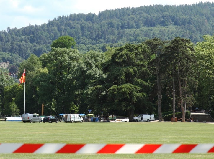 Αστυνομικοί έχουν αποκλείσει και ερευνούν το χώρο της επίθεσης στο πάρκο του Ανεσί (φωτ.: EPA/Gregory Ros)