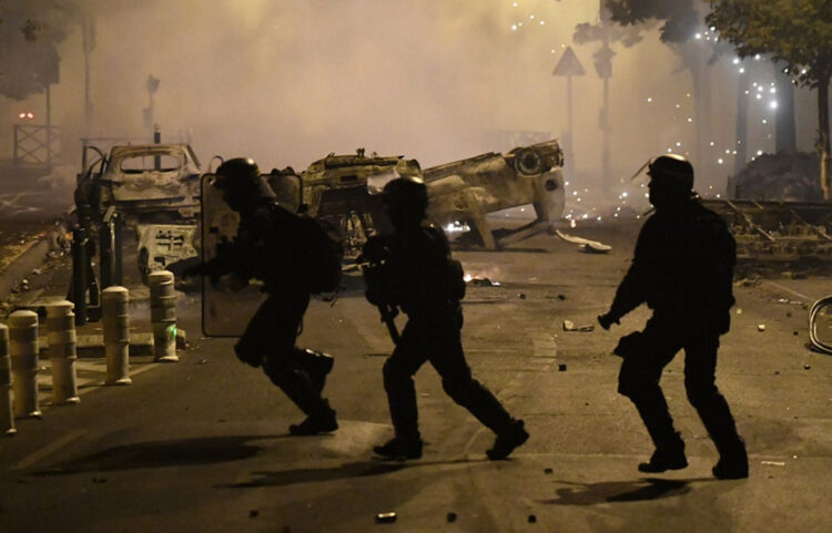 Συγκρούσεις αστυνομικών και διαδηλωτών στη Ναντέρ, το προάστιο του Παρισιού όπου δολοφονήθηκε ο 17χρονος Ναέλ από αστυνομικό (φωτ.: EPA / Julien Mattia)