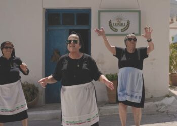 Οι Γιαγιάδες από την Κρήτη μπροστά στα γραφεία του κόμματος, υπόσχονται να ξανακάνουν το σεμεδάκι… τρέντι (φωτ.: YouTube)