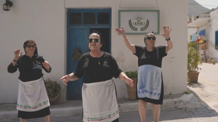 Οι Γιαγιάδες από την Κρήτη μπροστά στα γραφεία του κόμματος, υπόσχονται να ξανακάνουν το σεμεδάκι… τρέντι (φωτ.: YouTube)