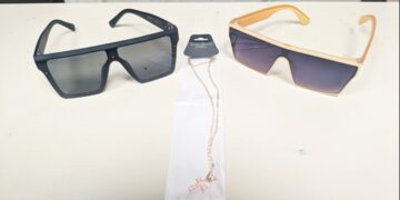 Τα γυαλιά που φορούσαν οι δράστες κι ένα κόσμημα που βρέθηκε στην κατοχή τους (φωτ.: Ελληνική Αστυνομία)