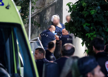 Αστυνομικοί και διασώστες του ΕΚΑΒ με τον 36χρονο που μαχαίρωσε την αρραβωνιαστικιά του στο Ηράκλειο Κρήτης (φωτ.: EUROKINISSI / Στέφανος Ραπάνης)