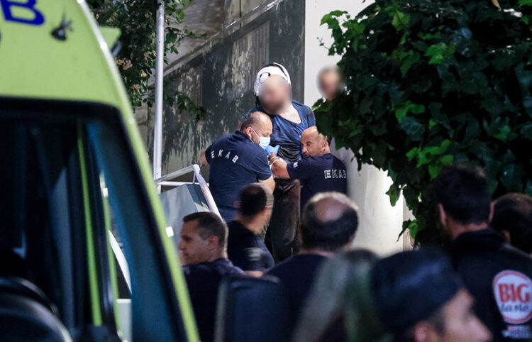 Αστυνομικοί και διασώστες του ΕΚΑΒ με τον 36χρονο που μαχαίρωσε την αρραβωνιαστικιά του στο Ηράκλειο Κρήτης (φωτ.: EUROKINISSI / Στέφανος Ραπάνης)
