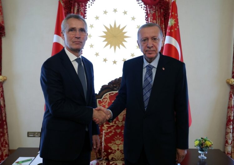 Από αριστερά, ο γενικός γραμματέας του ΝΑΤΟ Γενς Στόλτενμπεργκ και ο Τούρκος πρόεδρος Ρετζέπ Ταγίπ Ερντογάν μετά τη συνάντησή τους στην Κωνσταντινούπολη (φωτ.: ΕΡΑ/Γραφείο Τύπου της Τουρκικής Προεδρίας)