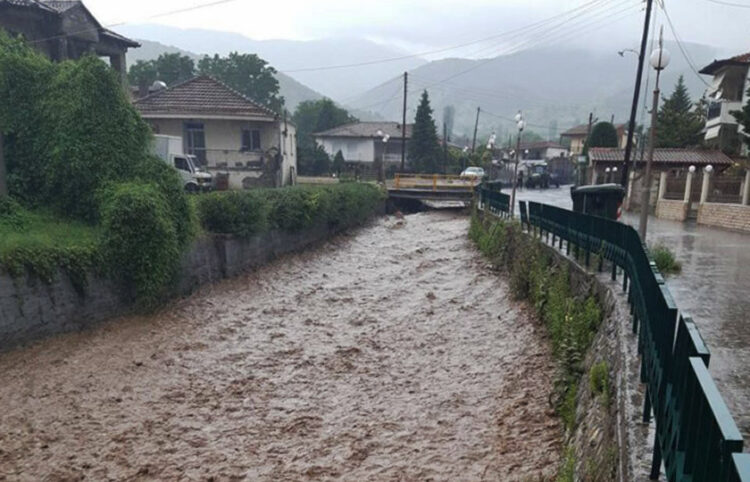 Από τις ισχυρές βροχές και καταιγίδες υπερχείλισαν ποτάμια και ρέματα στην Εορδαία (φωτ.: e-ptolemeos.gr)