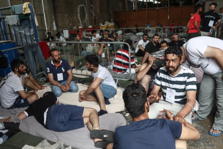 Διασωθέντες μετανάστες σε ένα από τα κινητά κέντρα που έχουν στηθεί στο λιμάνι της Καλαμάτας (φωτ.: EUROKINISSI/Αντώνης Νικολόπουλος)