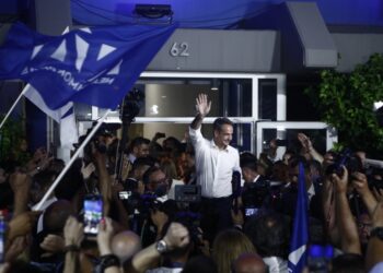 Ο Κυριάκος Μητσοτάκης έγινε δεκτός με ενθουσιασμό από τους οπαδούς της ΝΔ, στα γραφεία του κόμματος (φωτ.: EUROKINISSI/Σωτήρης Δημητρόπουλος)