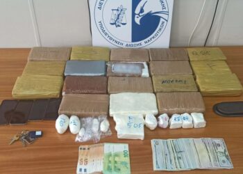 Οι ποσότητες της κοκαΐνης που κατασχέθηκαν από την ΕΛΑΣ και τις οποίες ο 47χρονος έκρυβε πίσω από τα ταμπλό των αυτοκινήτων του (φωτ.: Ελληνική Αστυνομία)