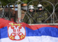 Στρατιώτες της KFOR φρουρούν το δημαρχείο της πόλης Ζβέτσαν στο βόρειο Κόσοβο (φωτ.: EPA / Georgi Licovski)