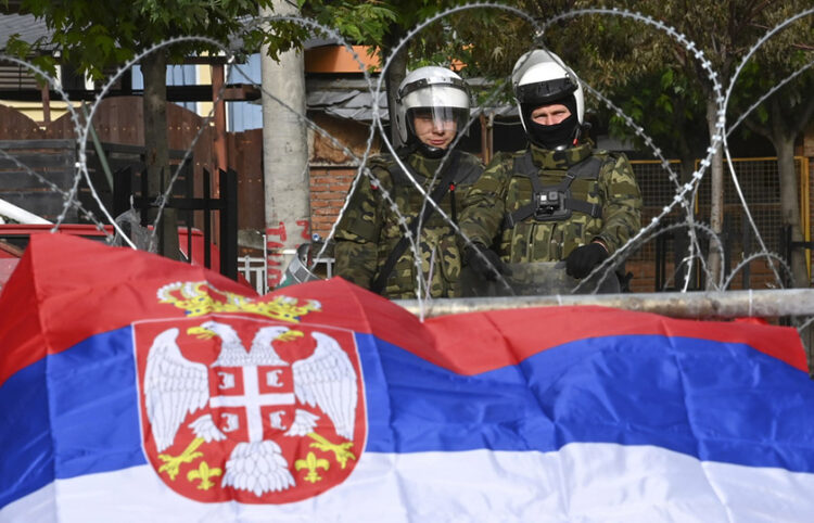 Στρατιώτες της KFOR φρουρούν το δημαρχείο της πόλης Ζβέτσαν στο βόρειο Κόσοβο (φωτ.: EPA / Georgi Licovski)