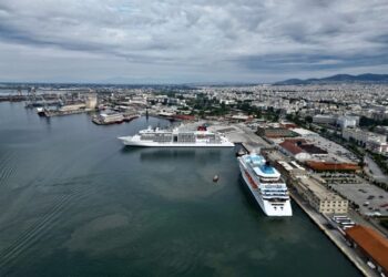 Το «Europa 2» της εταιρείας «Hapag Lloyd Cruises», προερχόμενο από την Καβάλα και το το «Celestyal Crystal» της εταιρείας Celestyal Cruises, προερχόμενο από τον Πειραιά στο λιμάνι της Θεσσαλονίκης (φωτ.: facebook/Κωνσταντίνος Ζέρβας)