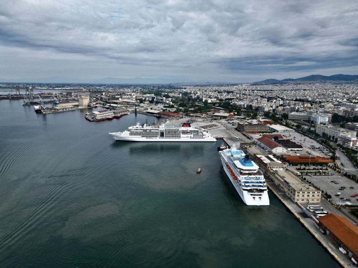 Το «Europa 2» της εταιρείας «Hapag Lloyd Cruises», προερχόμενο από την Καβάλα και το το «Celestyal Crystal» της εταιρείας Celestyal Cruises, προερχόμενο από τον Πειραιά στο λιμάνι της Θεσσαλονίκης (φωτ.: facebook/Κωνσταντίνος Ζέρβας)