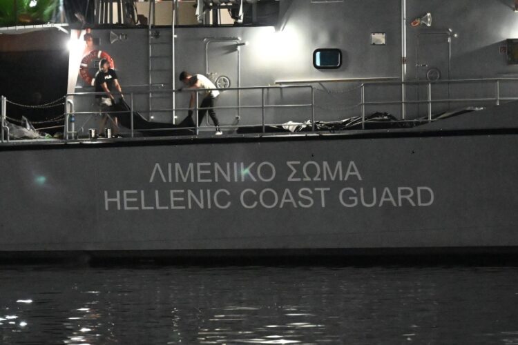 Άνδρες του Λιμενικού συλλέγουν σορούς μεταναστών από το ναυάγιο ανοιχτά της Πύλου (φωτ.: EUROKINISSI/Αντώνης Νικολόπουλος)